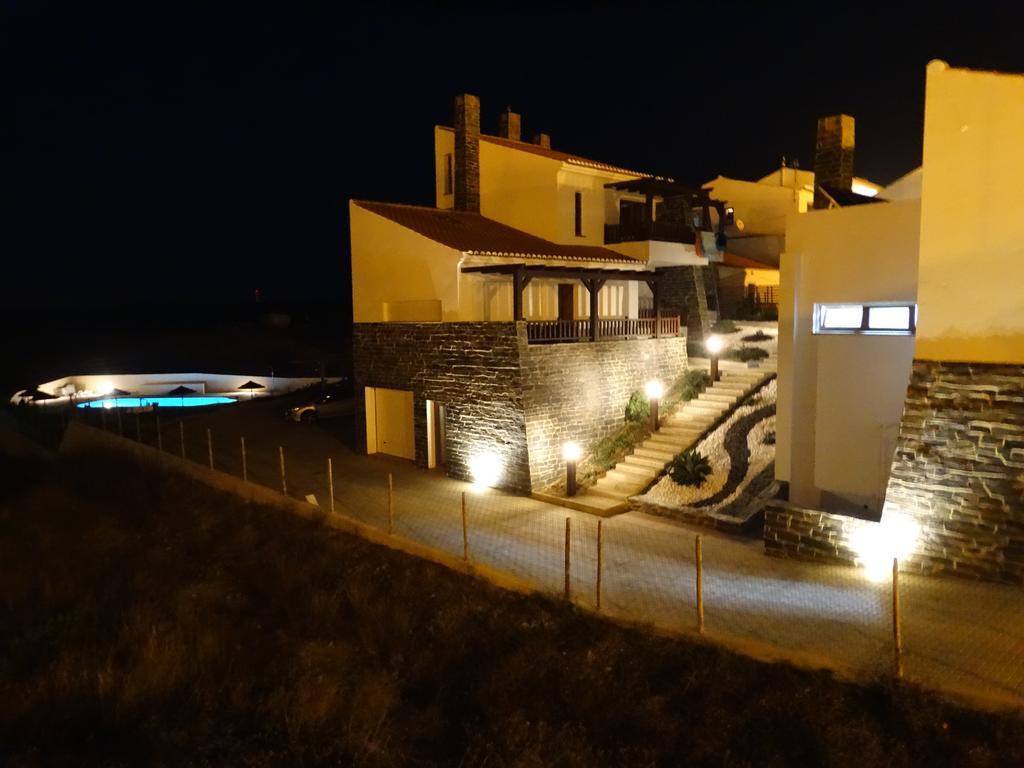 Falésias da Arrifana Praia da Arrifana Exterior foto